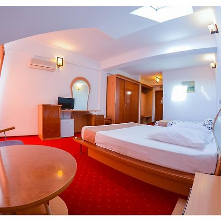 Pensiune Valentina Hotel รึมนิคูวัลเจีย ภายนอก รูปภาพ