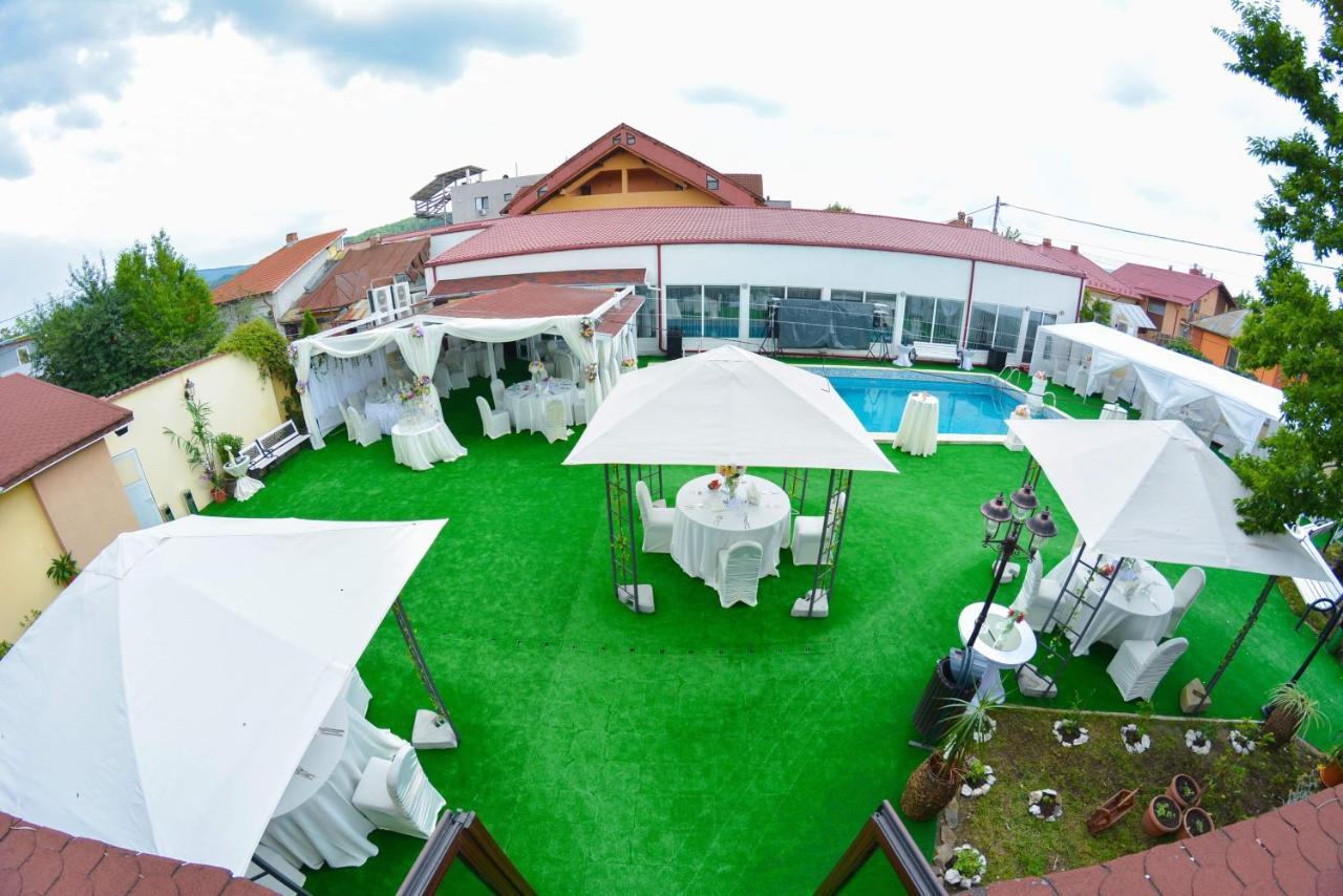 Pensiune Valentina Hotel รึมนิคูวัลเจีย ภายนอก รูปภาพ
