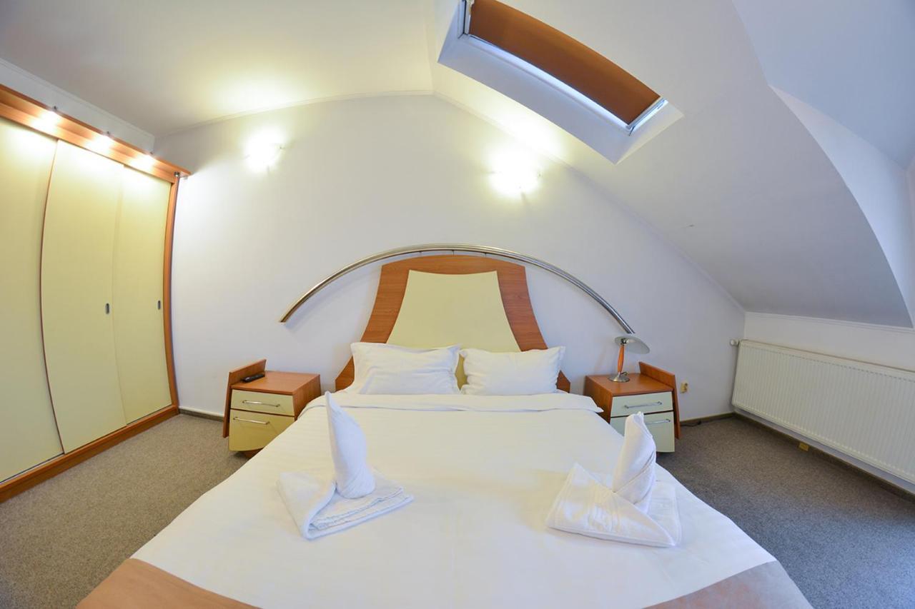 Pensiune Valentina Hotel รึมนิคูวัลเจีย ภายนอก รูปภาพ