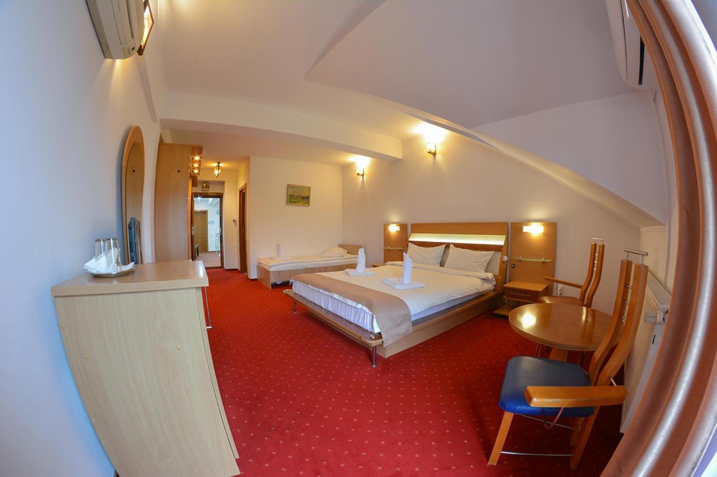 Pensiune Valentina Hotel รึมนิคูวัลเจีย ภายนอก รูปภาพ