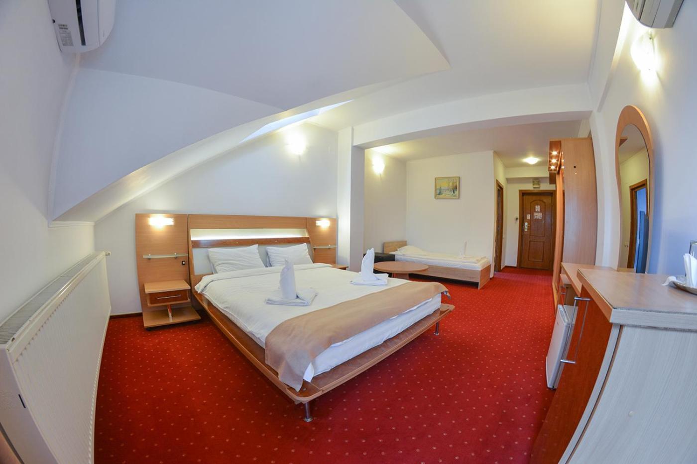 Pensiune Valentina Hotel รึมนิคูวัลเจีย ภายนอก รูปภาพ