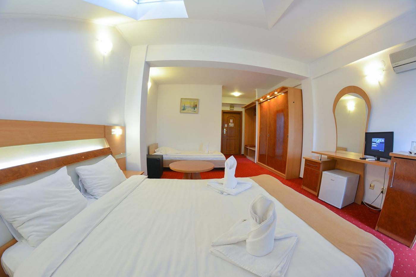 Pensiune Valentina Hotel รึมนิคูวัลเจีย ภายนอก รูปภาพ