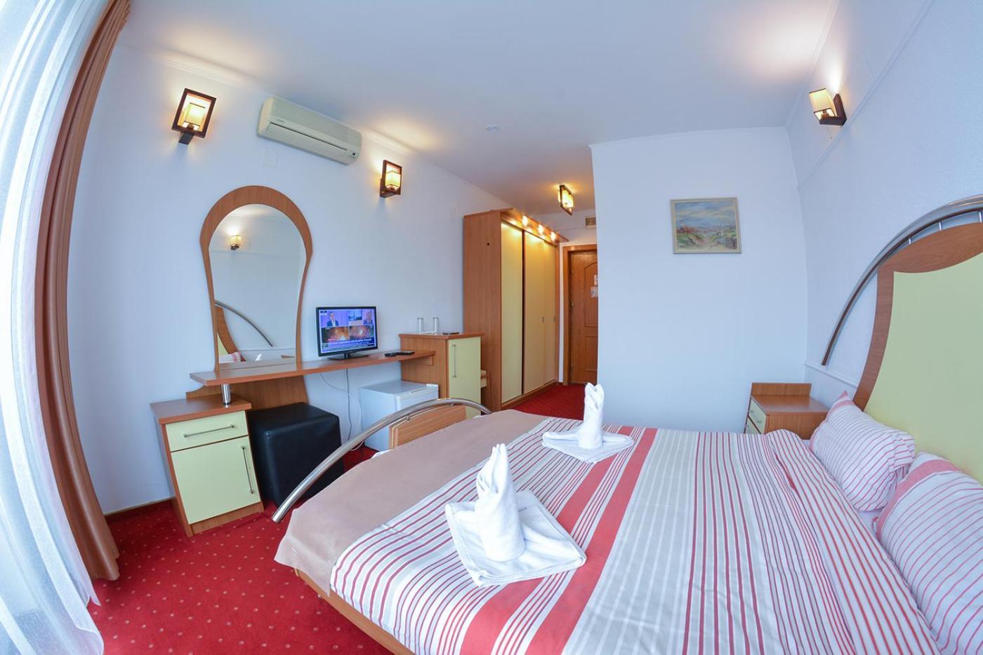 Pensiune Valentina Hotel รึมนิคูวัลเจีย ภายนอก รูปภาพ