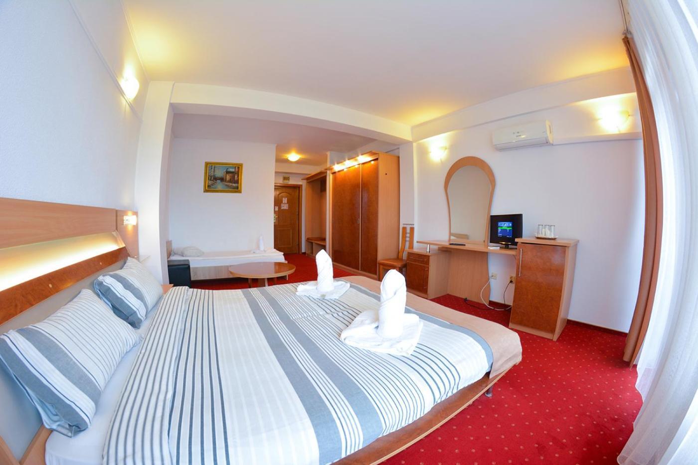Pensiune Valentina Hotel รึมนิคูวัลเจีย ภายนอก รูปภาพ