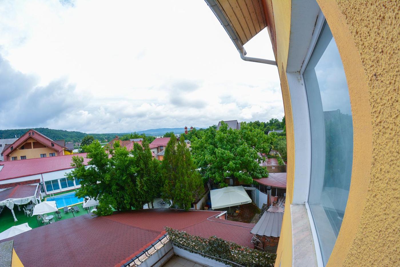 Pensiune Valentina Hotel รึมนิคูวัลเจีย ภายนอก รูปภาพ