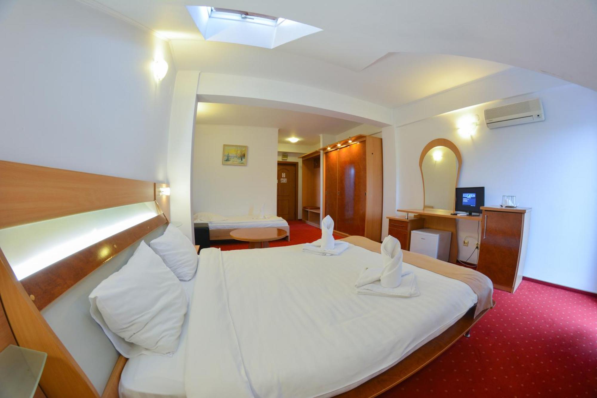 Pensiune Valentina Hotel รึมนิคูวัลเจีย ภายนอก รูปภาพ