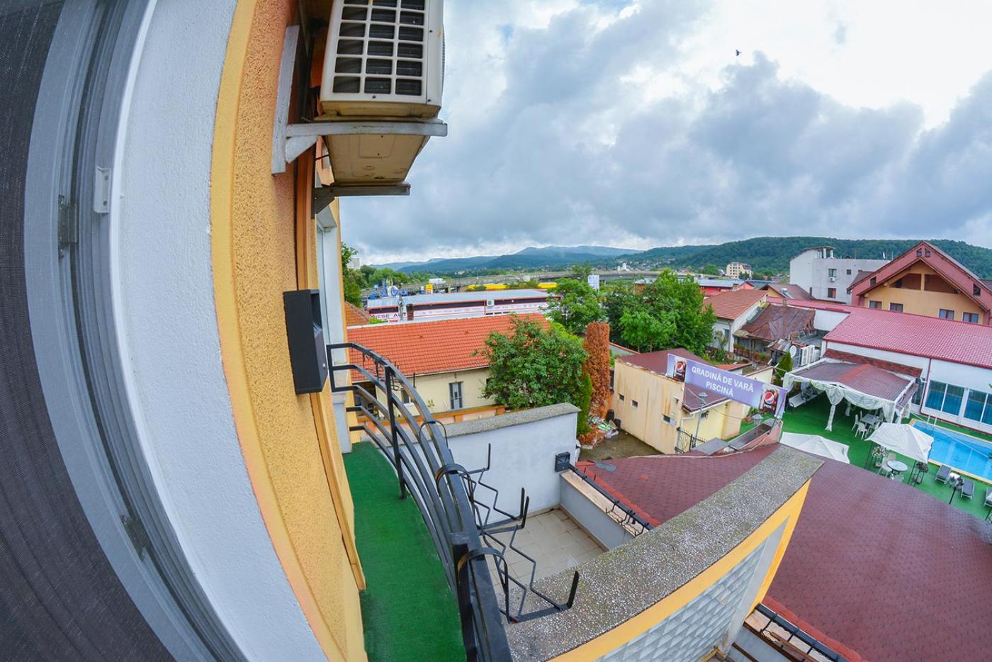 Pensiune Valentina Hotel รึมนิคูวัลเจีย ภายนอก รูปภาพ