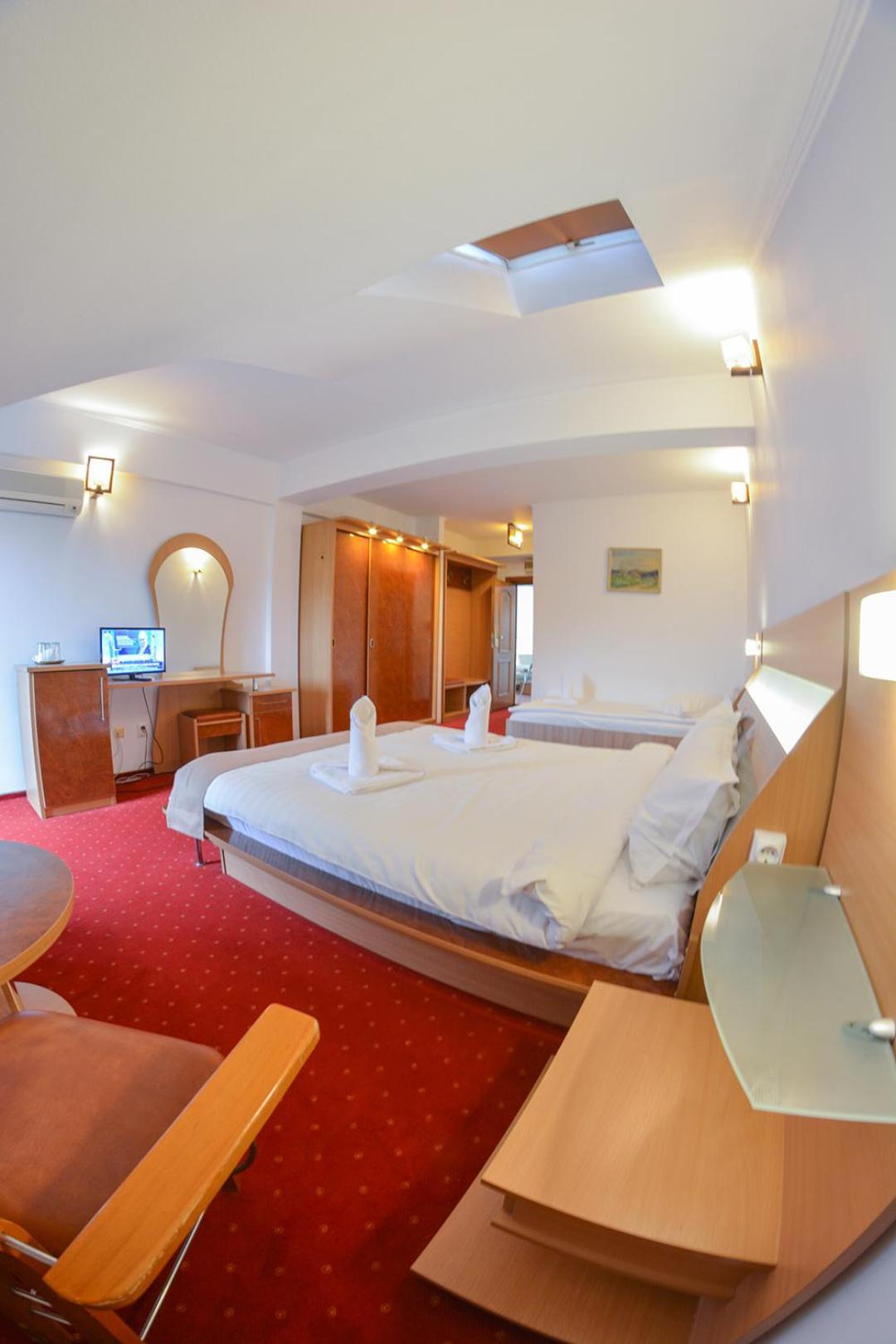 Pensiune Valentina Hotel รึมนิคูวัลเจีย ภายนอก รูปภาพ