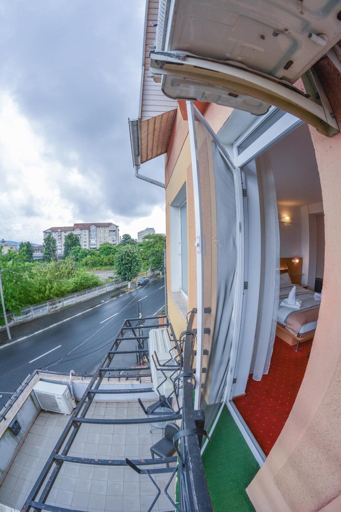 Pensiune Valentina Hotel รึมนิคูวัลเจีย ภายนอก รูปภาพ