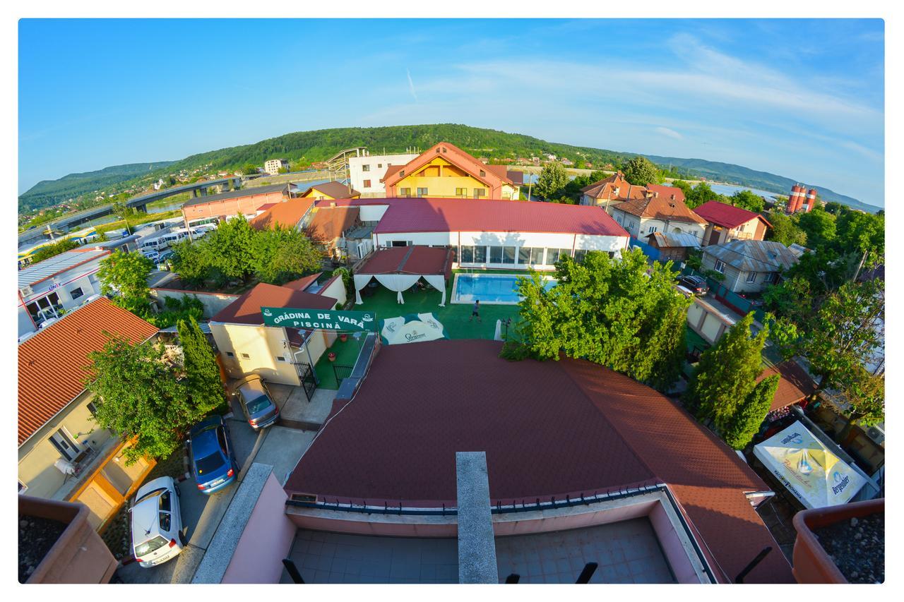 Pensiune Valentina Hotel รึมนิคูวัลเจีย ภายนอก รูปภาพ