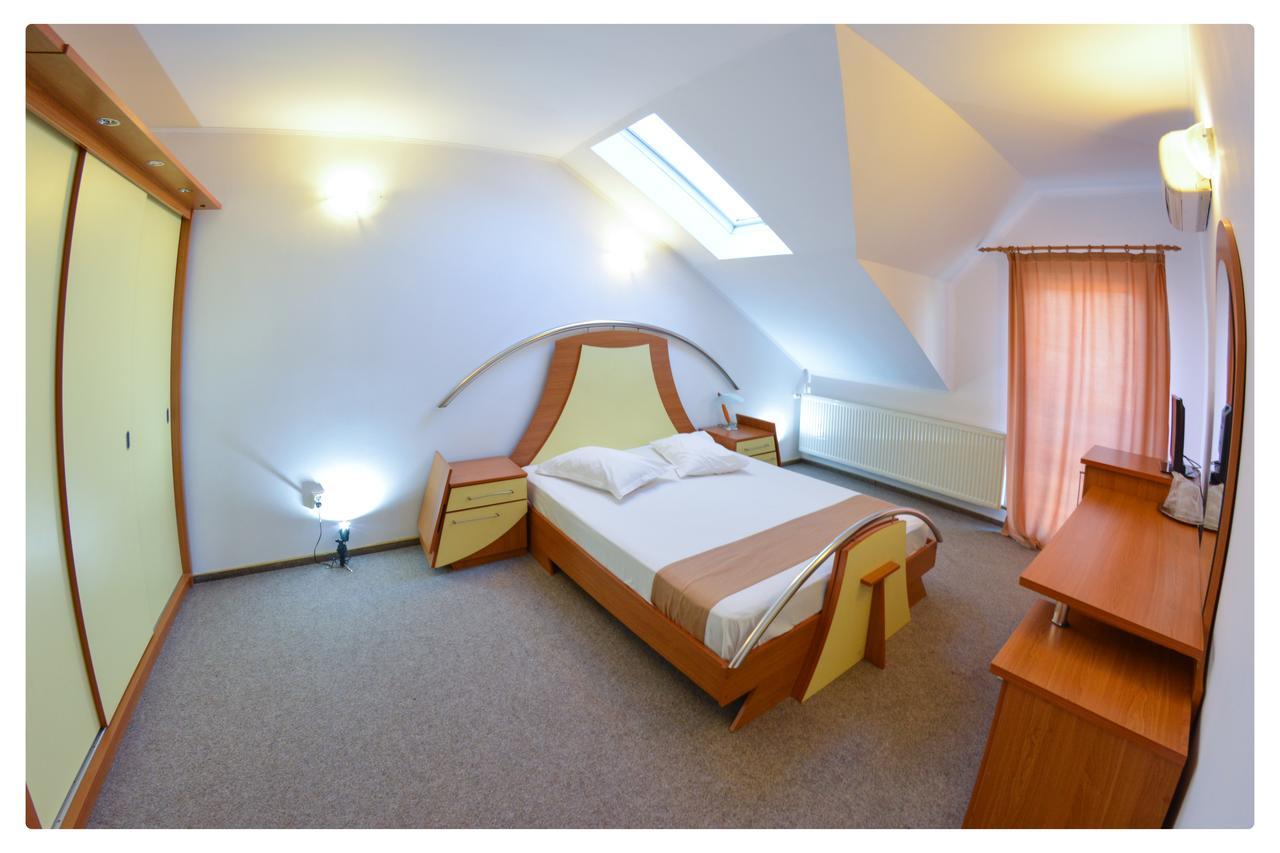 Pensiune Valentina Hotel รึมนิคูวัลเจีย ภายนอก รูปภาพ