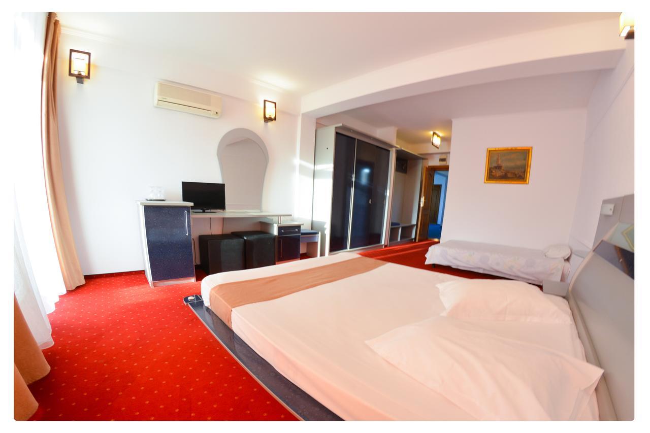 Pensiune Valentina Hotel รึมนิคูวัลเจีย ภายนอก รูปภาพ