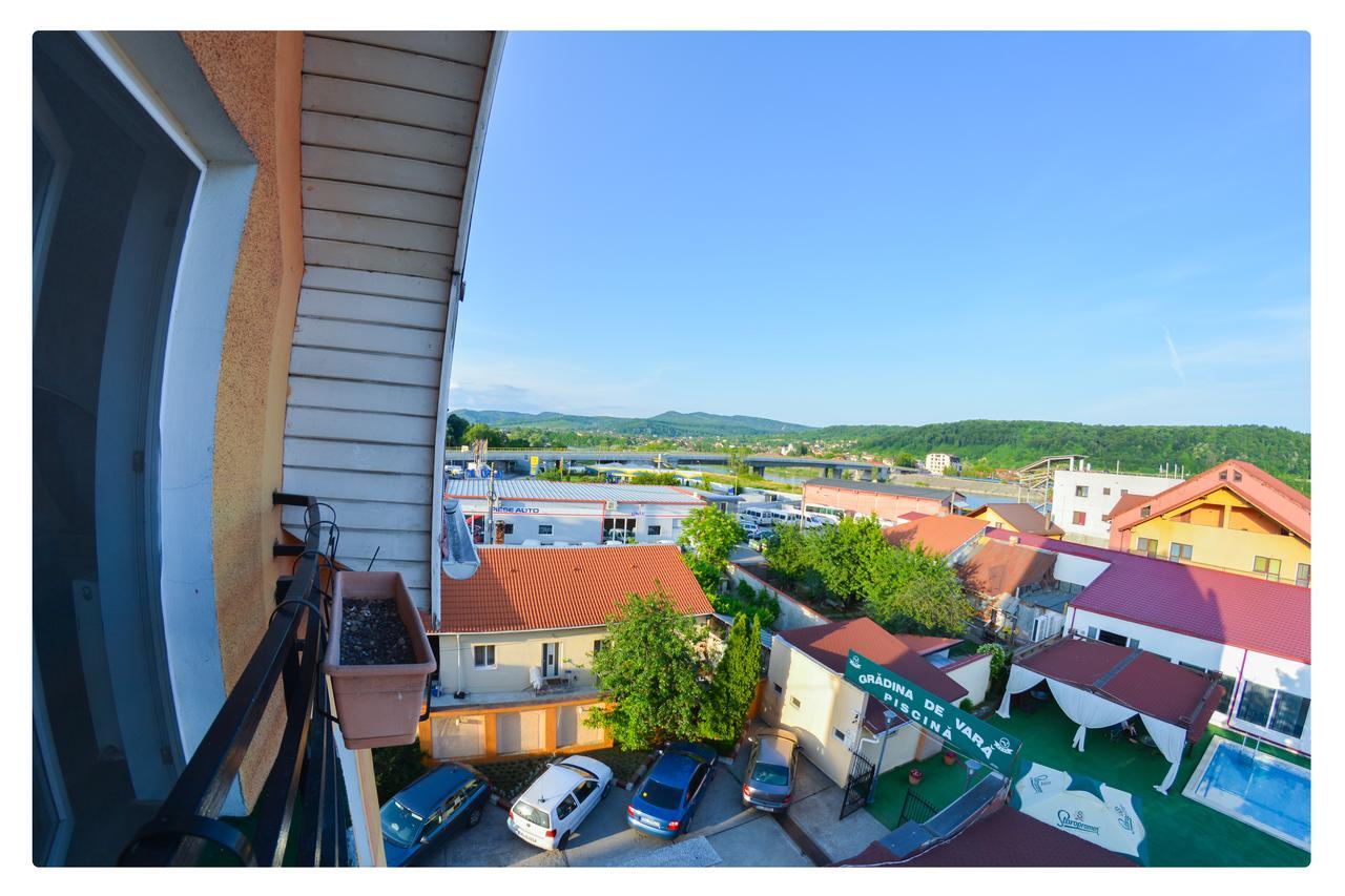 Pensiune Valentina Hotel รึมนิคูวัลเจีย ภายนอก รูปภาพ