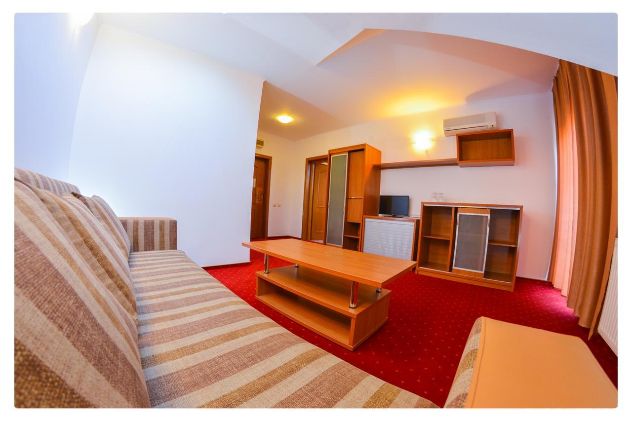 Pensiune Valentina Hotel รึมนิคูวัลเจีย ภายนอก รูปภาพ